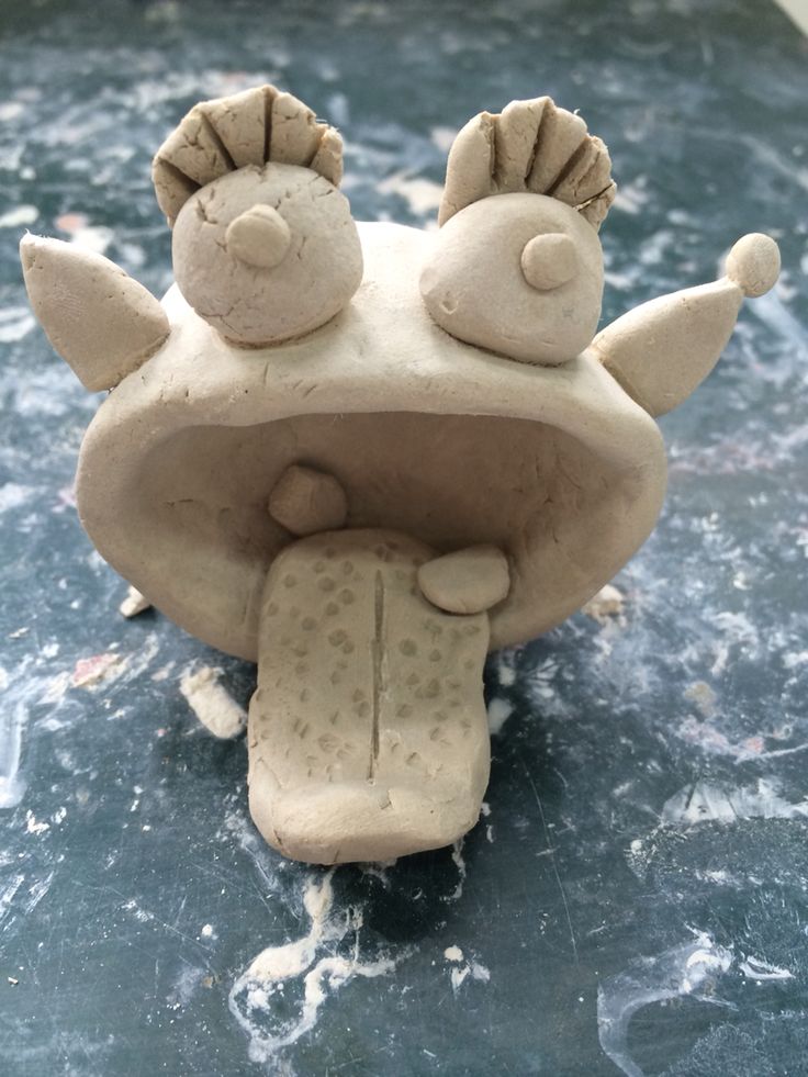 KIDS PLAY WITH CLAY